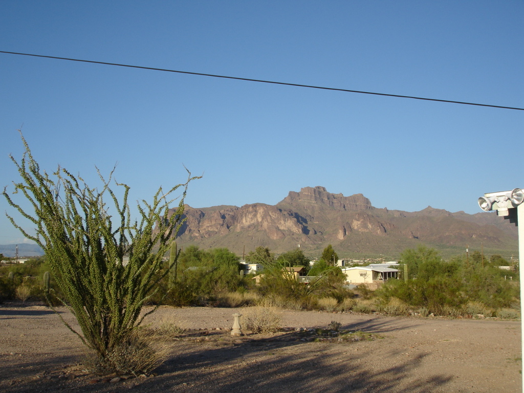 225 South Starr Road Apache Junction, AZ 85119 - Photo 2 of 16 View from driveway to the side of home