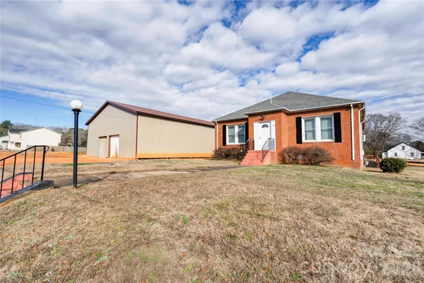 a view of a house with backyard and porch