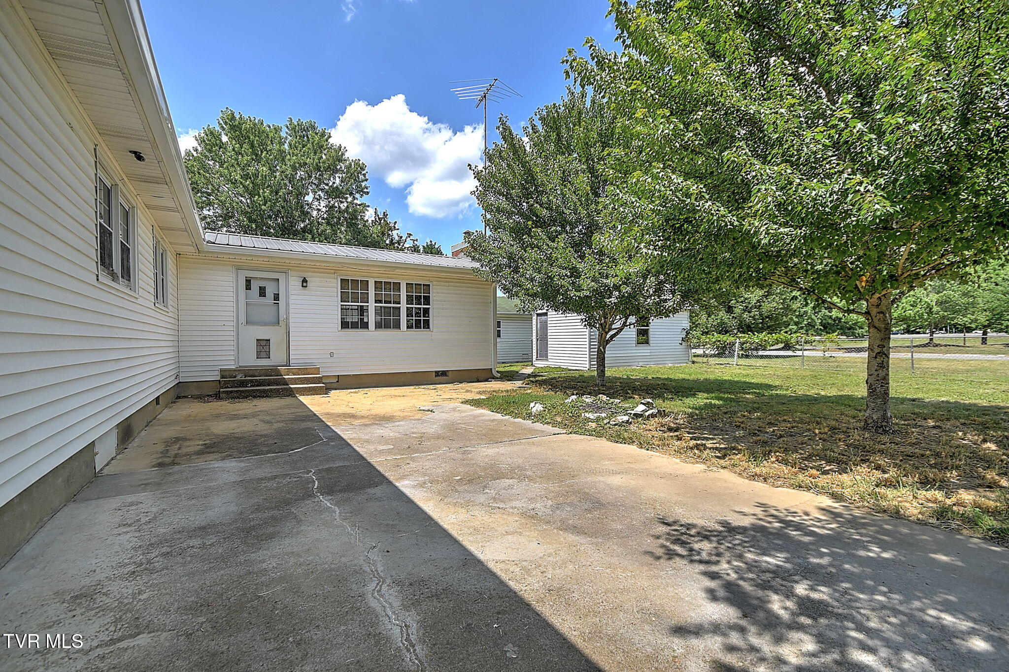 412 South Main Street Elizabethton, TN 37643 - Photo 3 of 34 25-web-or-mls-412 S Main JH-26