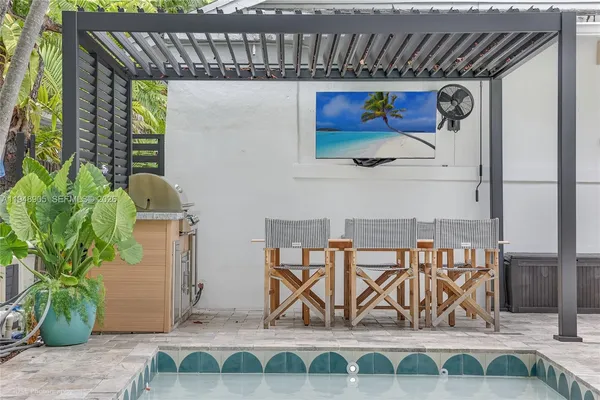 a view of entryway with a table