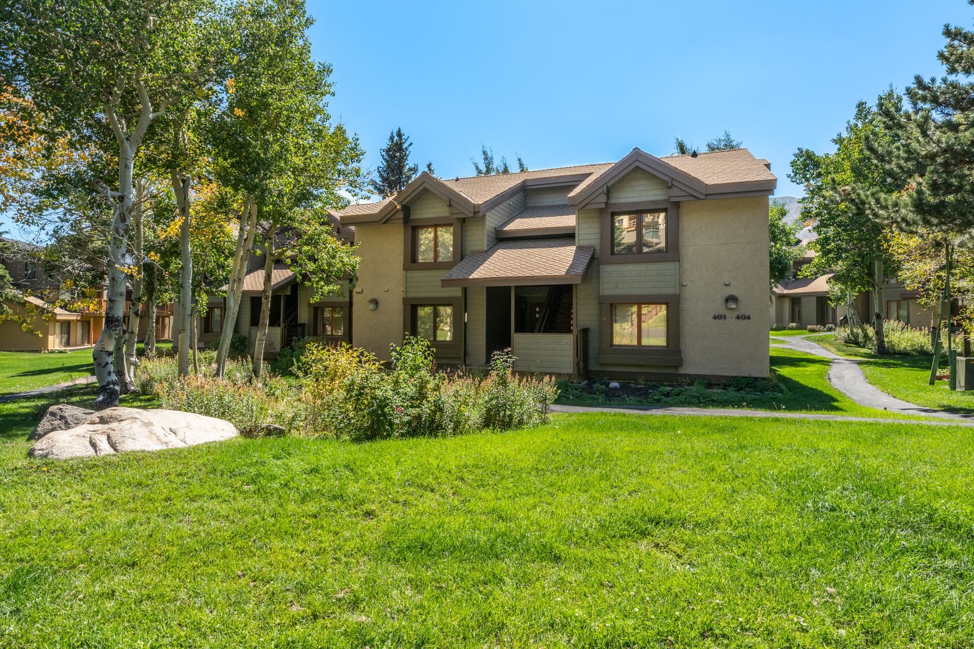 402 Snowcreek Road, Unit 402 Mammoth Lakes, CA 93546 - Photo 32 of 47 a front view of a house with a yard