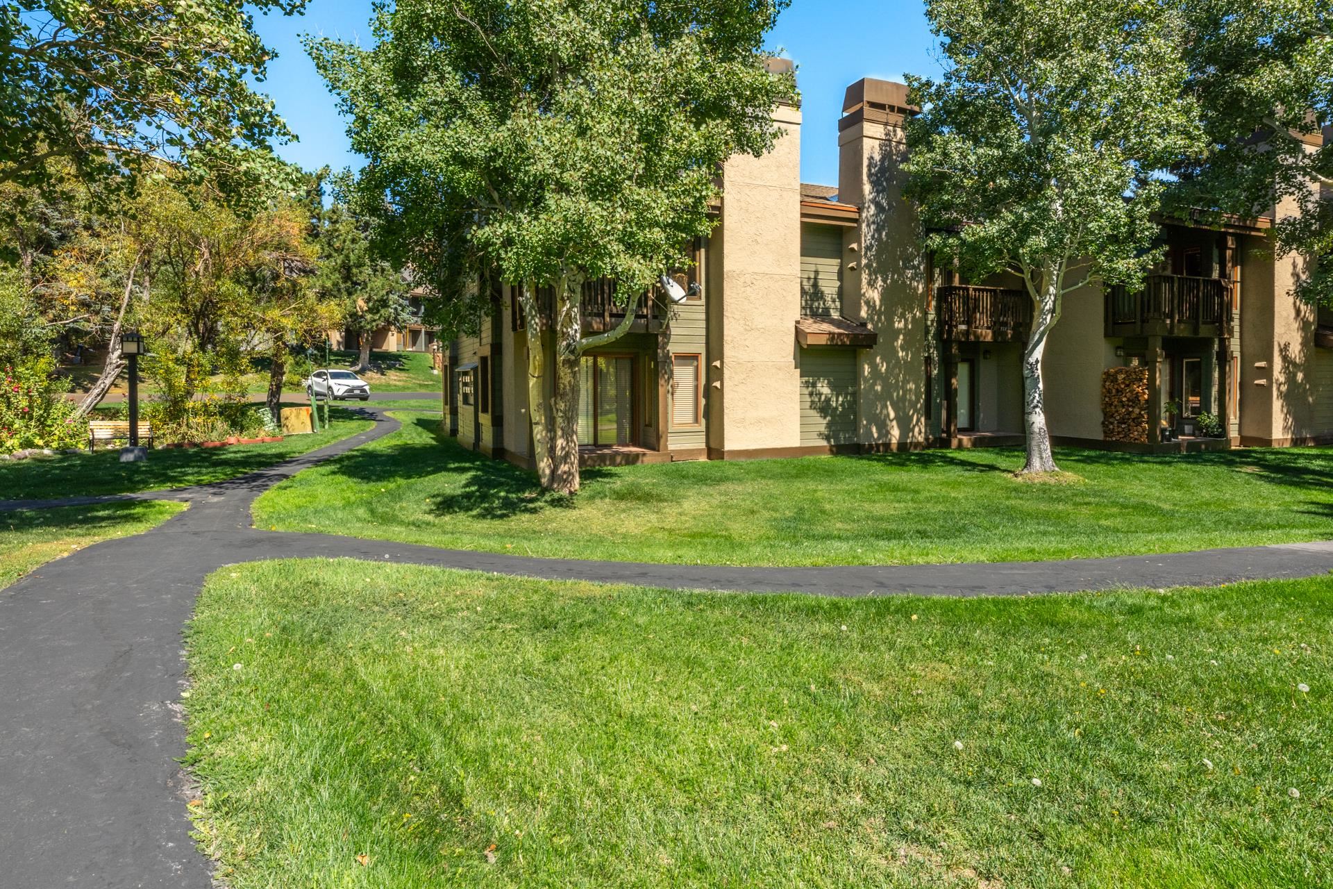402 Snowcreek Road, Unit 402 Mammoth Lakes, CA 93546 - Photo 36 of 47 a garden with trees in front of it