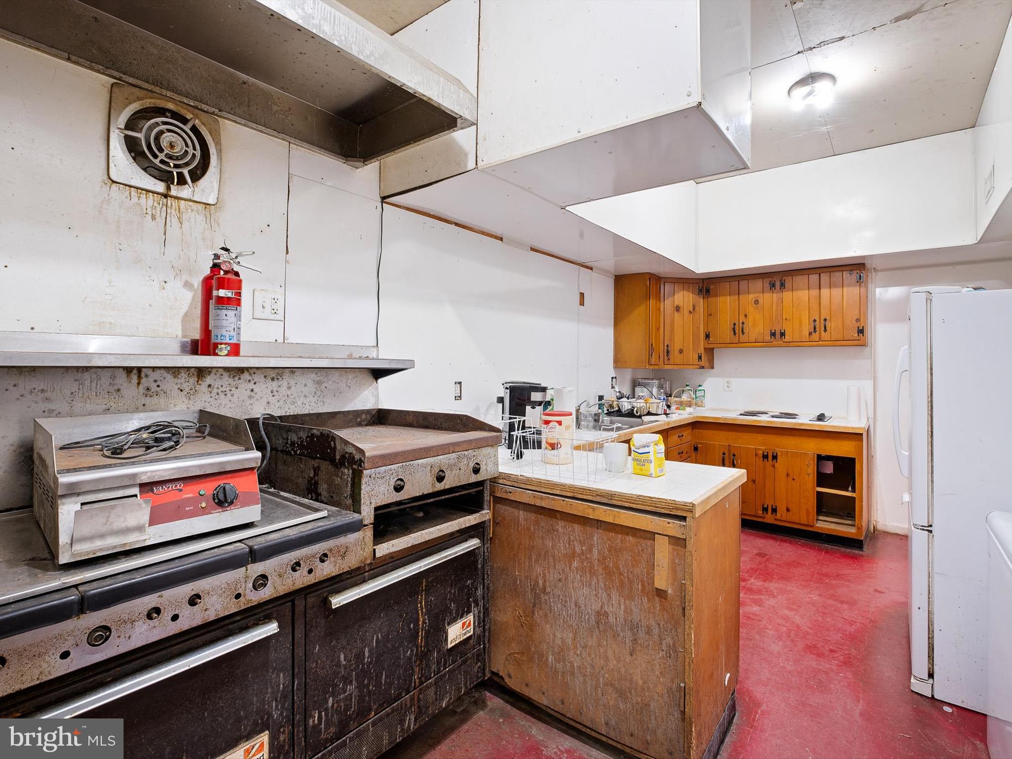 2913 Creek Road Hockessin, DE 19707 - Photo 17 of 39 a kitchen with a stove and a refrigerator