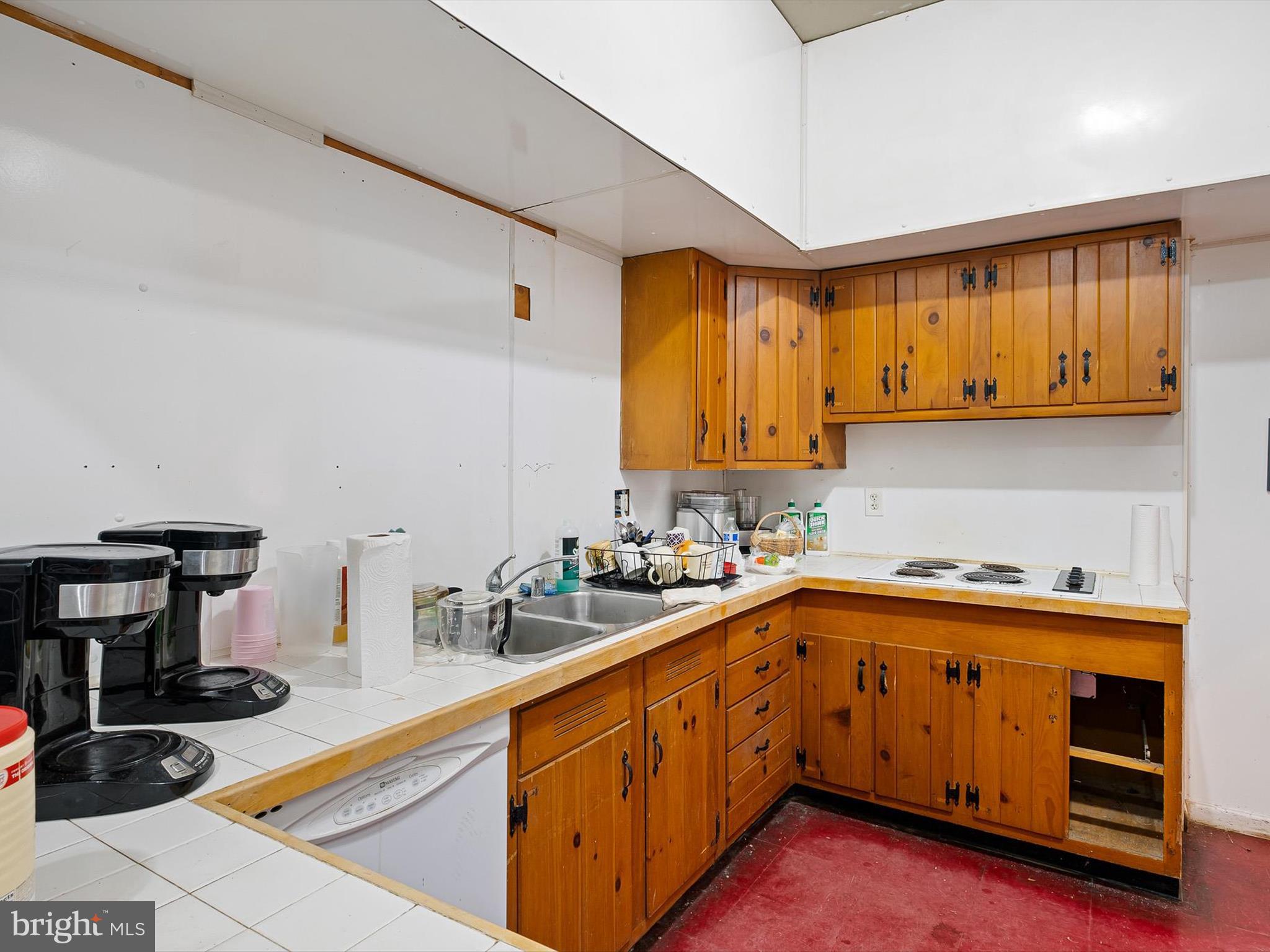 2913 Creek Road Hockessin, DE 19707 - Photo 19 of 39 a kitchen with a sink stove and cabinets