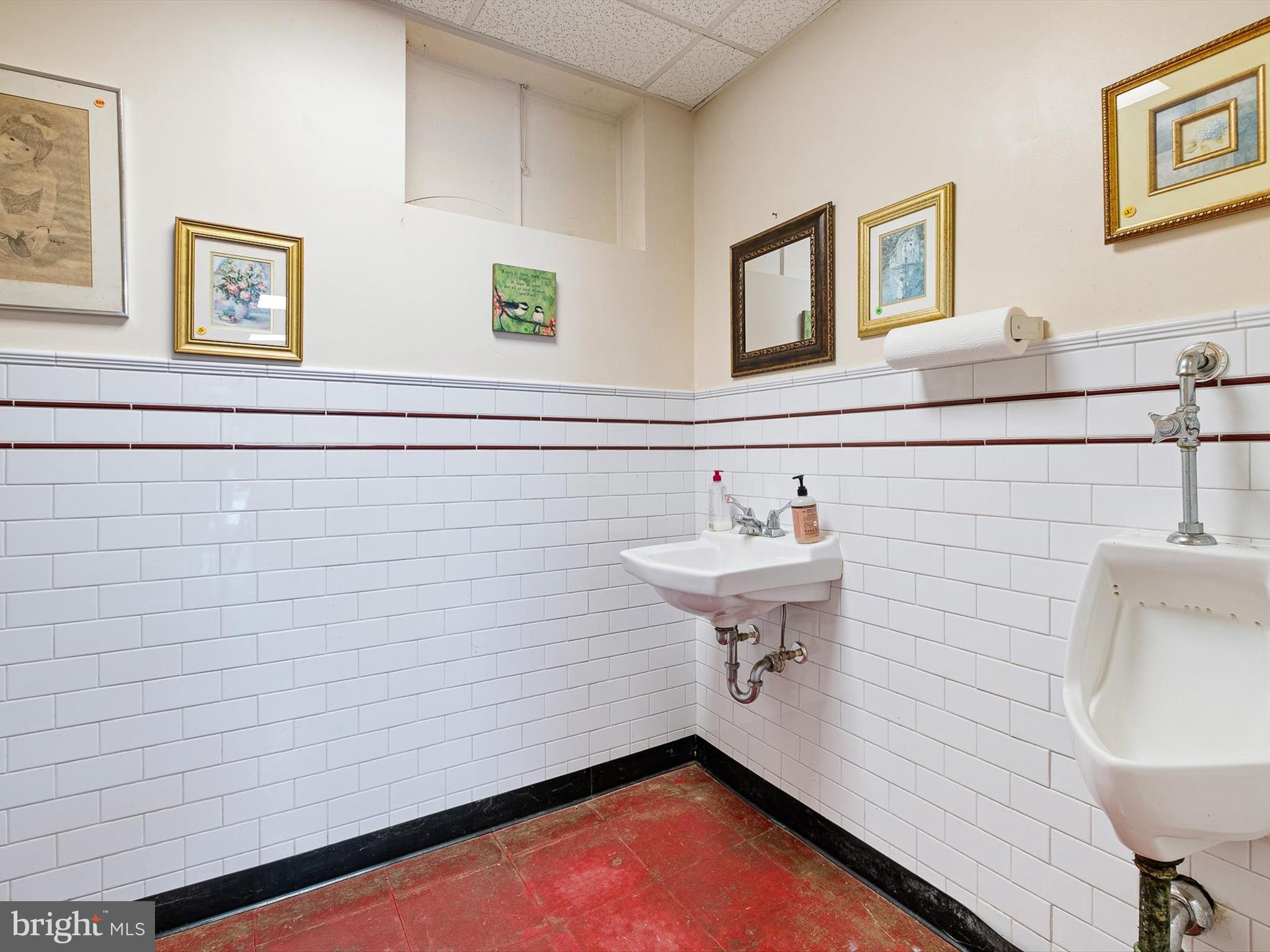 2913 Creek Road Hockessin, DE 19707 - Photo 31 of 39 a bathroom with a sink a toilet and mirror