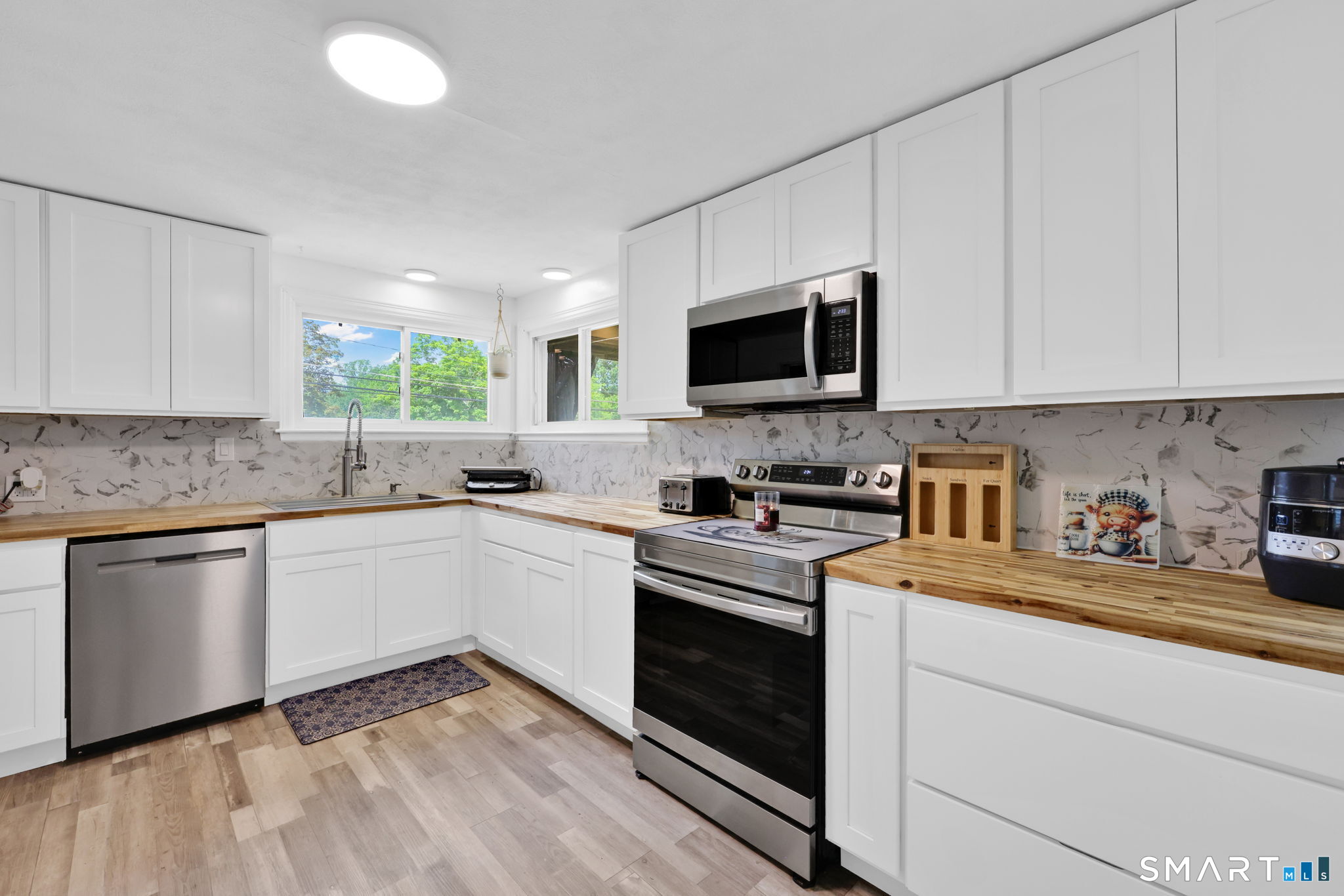 170 Weymouth Road Enfield, CT 06082 - Photo 2 of 33