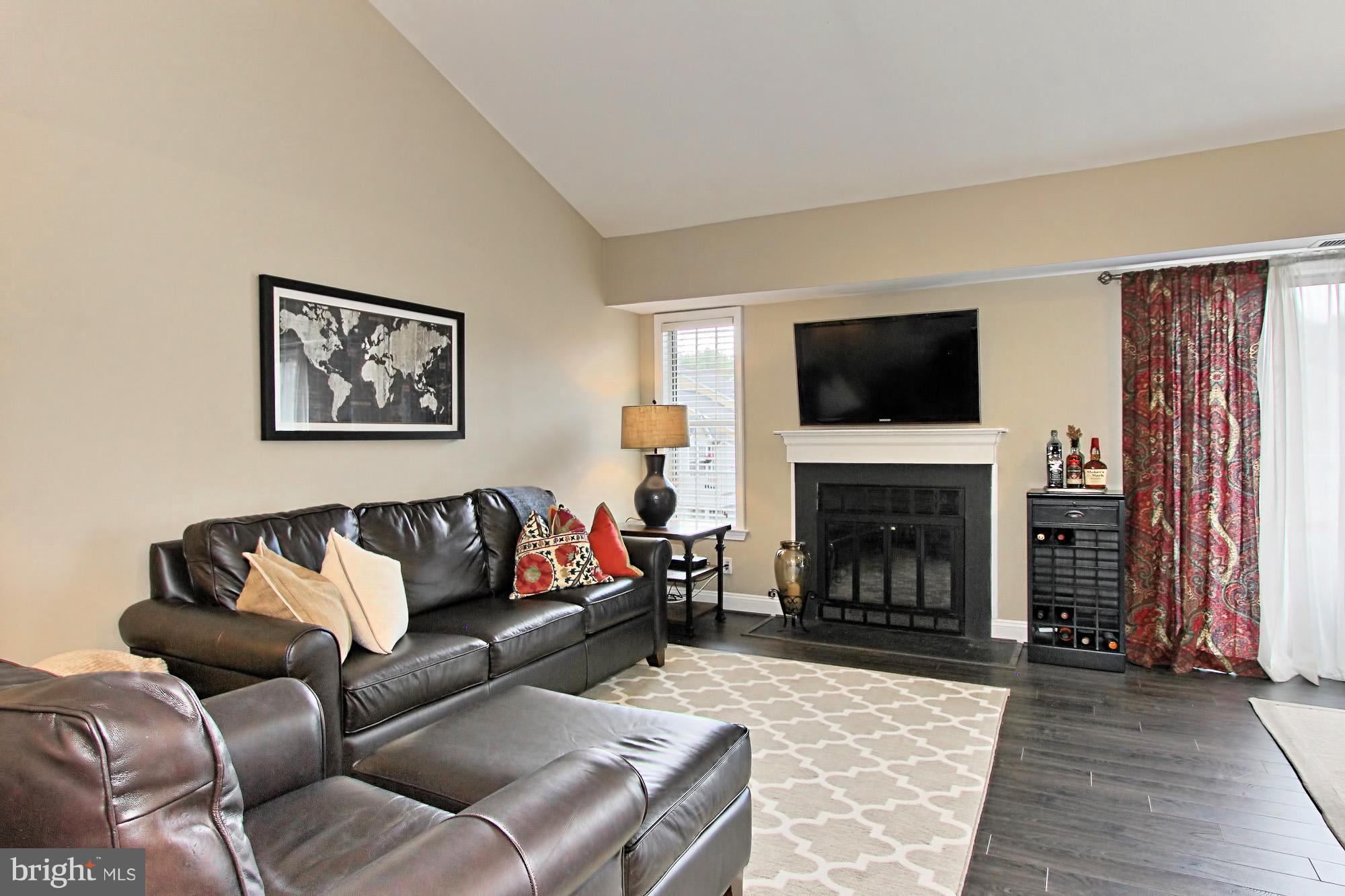 4525 28th Road South, Unit F Arlington, VA 22206 - Photo 7 of 24 Living Room