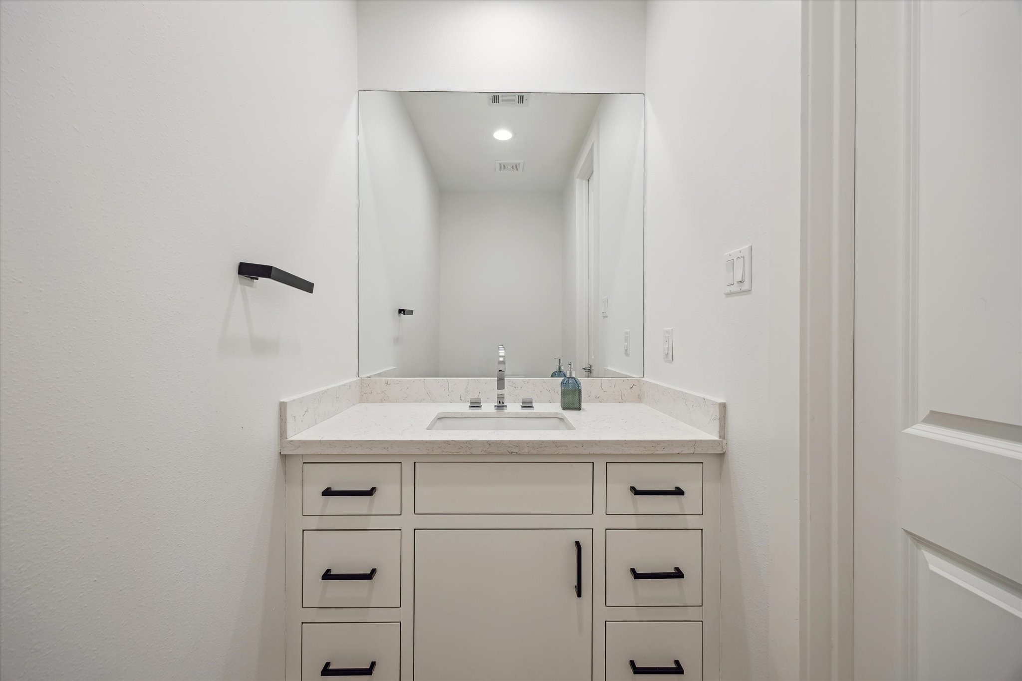 823 Aurora Street Houston, TX 77009 - Photo 7 of 23 Lovely powder bath on the first floor