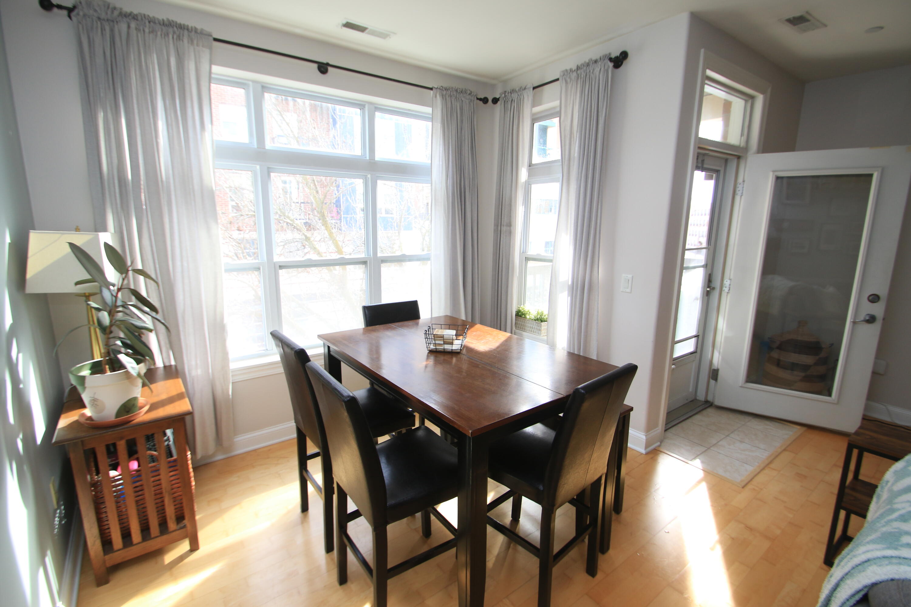 1915 North Water Street, Unit 300 Milwaukee, WI 53202 - Photo 6 of 28 Dining Area