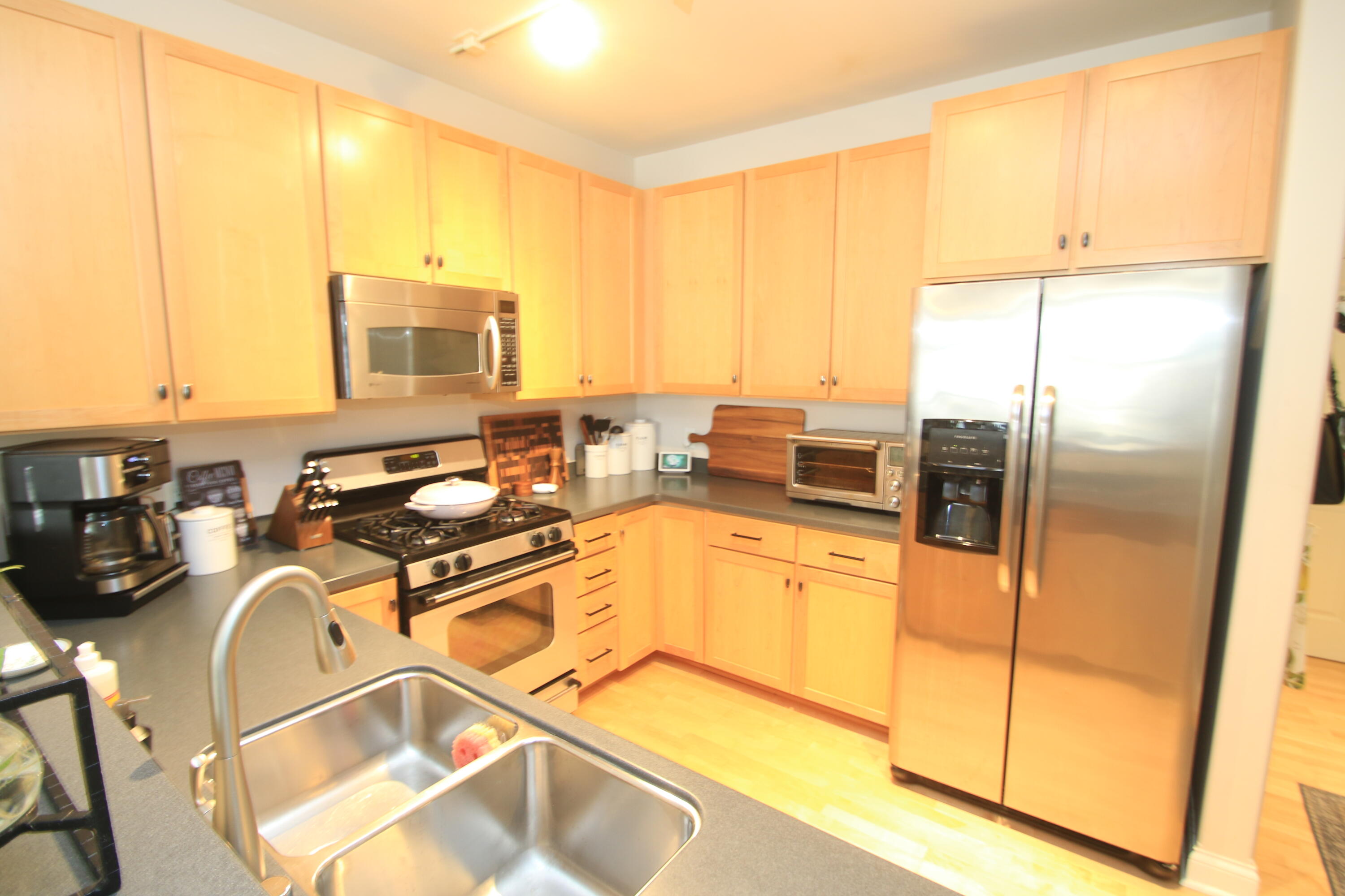 1915 North Water Street, Unit 300 Milwaukee, WI 53202 - Photo 8 of 28 KItchen