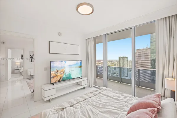 $8,000 | 200 Biscayne Blvd Way, Unit 5009, Miami, FL 33131