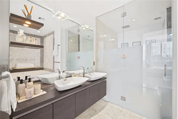 $8,000 | 200 Biscayne Blvd Way, Unit 5009, Miami, FL 33131