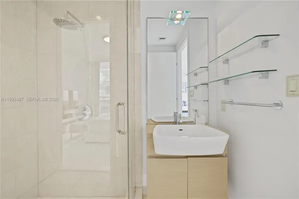 $8,000 | 200 Biscayne Blvd Way, Unit 5009, Miami, FL 33131