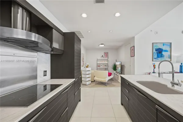 $8,000 | 200 Biscayne Blvd Way, Unit 5009, Miami, FL 33131