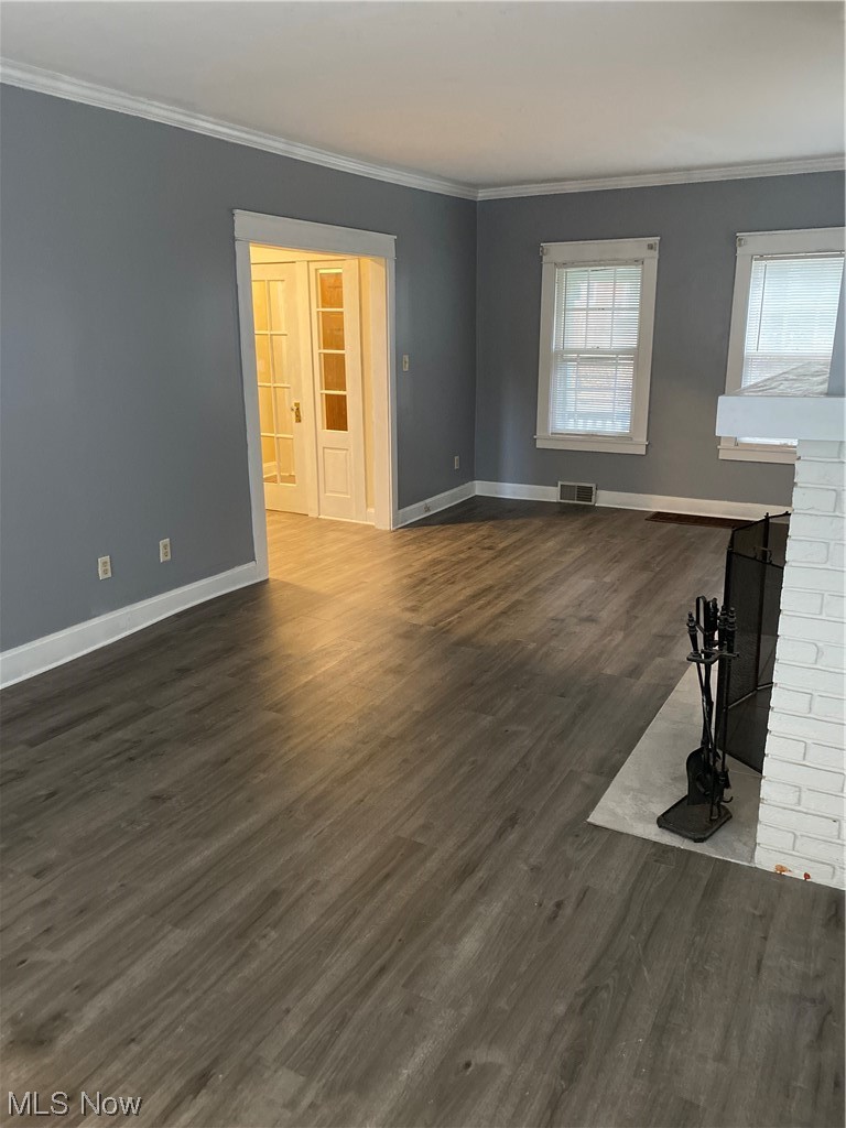3179 Oak Road Cleveland, OH 44118 - Photo 5 of 24 Living room view to front door