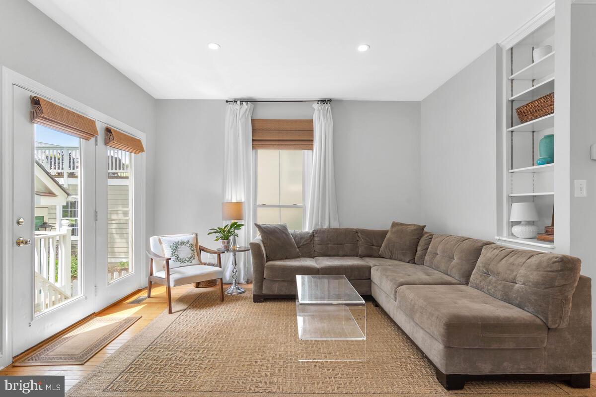 204 Hart Road Gaithersburg, MD 20878 - Photo 11 of 67 Family Room with Access to Back Deck