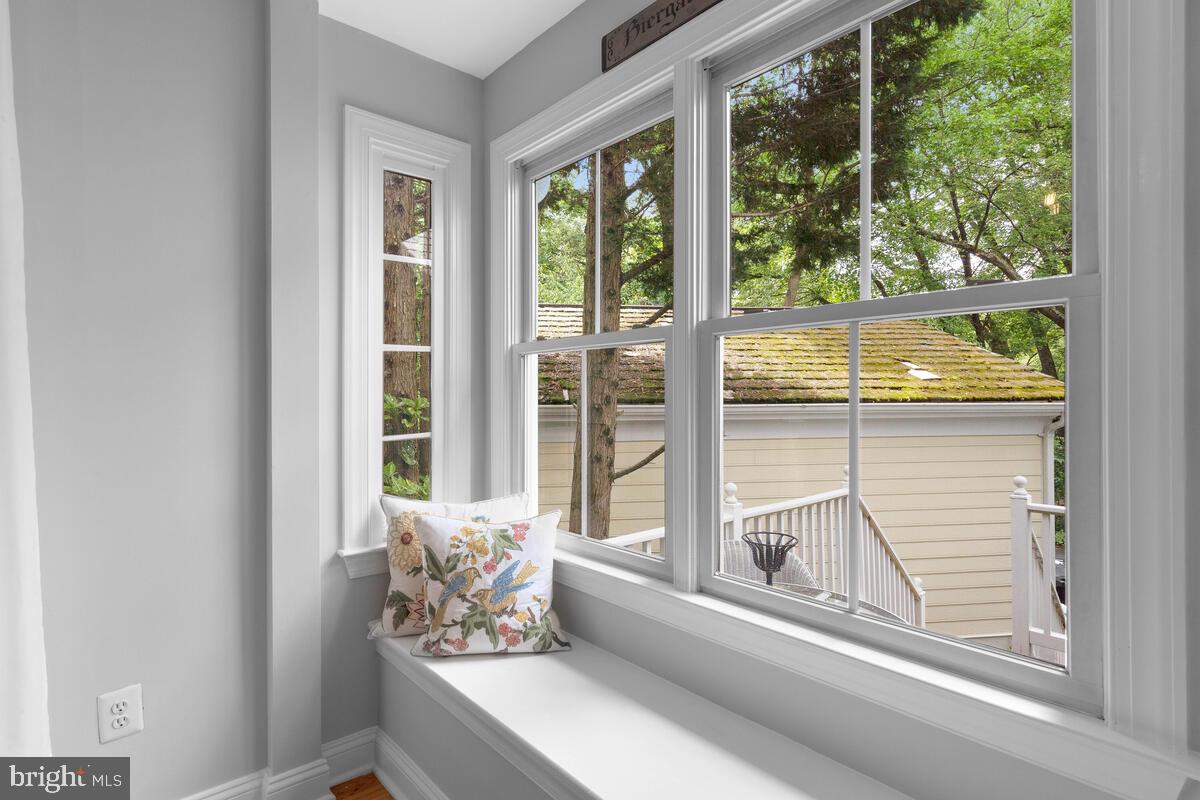 204 Hart Road Gaithersburg, MD 20878 - Photo 14 of 67 Window Seat in Breakfast Room