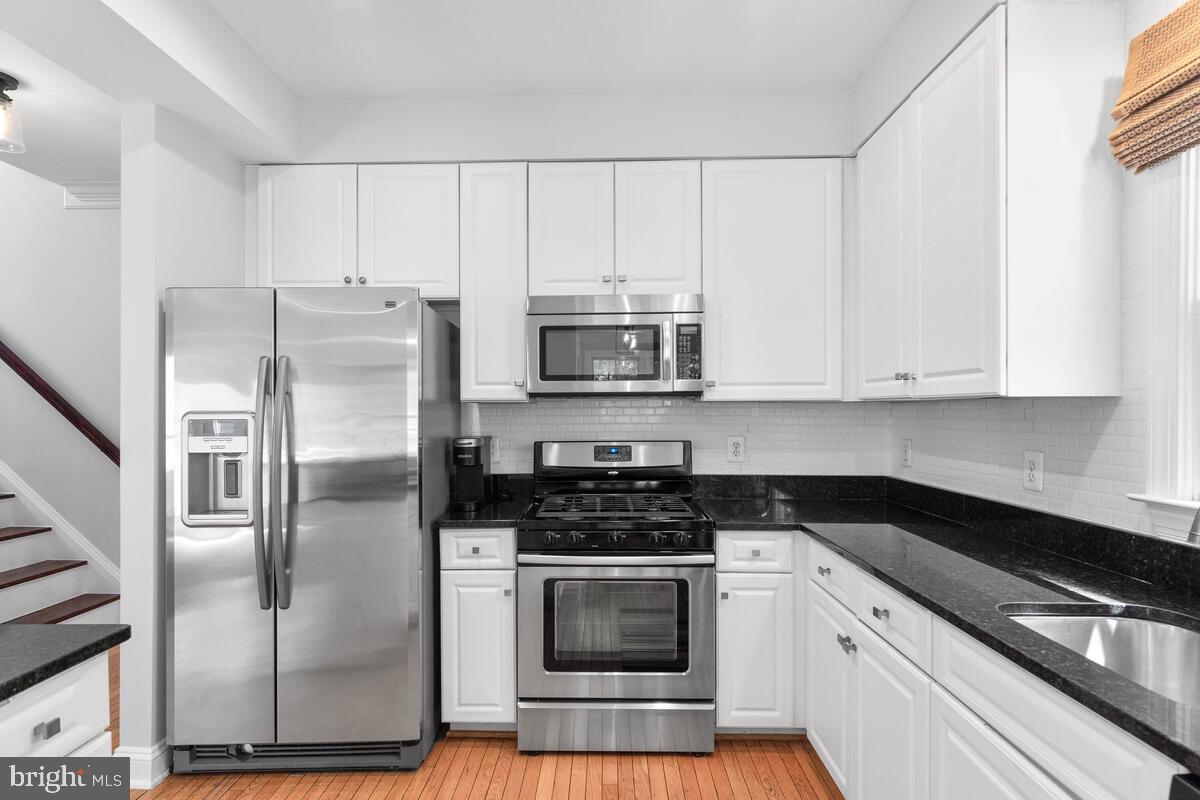 204 Hart Road Gaithersburg, MD 20878 - Photo 17 of 67 Granite Counters and Stainless Steel Appliances