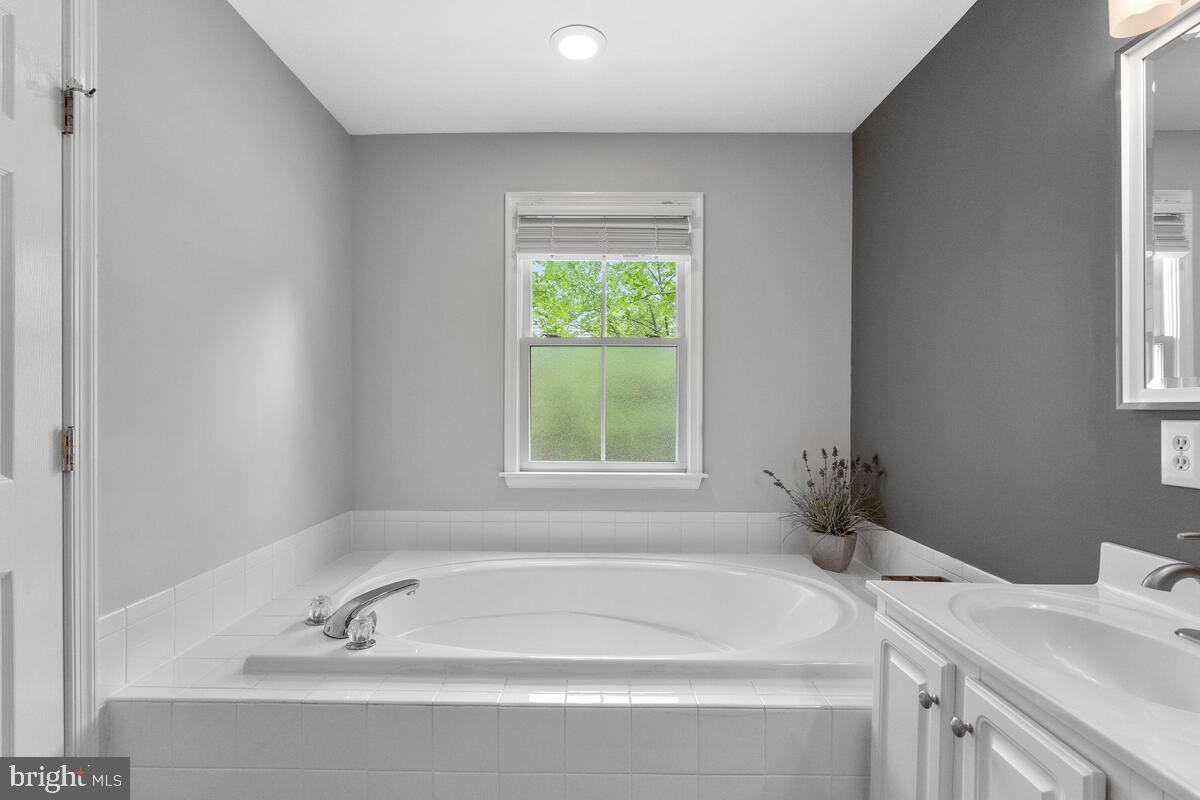 204 Hart Road Gaithersburg, MD 20878 - Photo 27 of 67 Owner's Bathroom with New Flooring