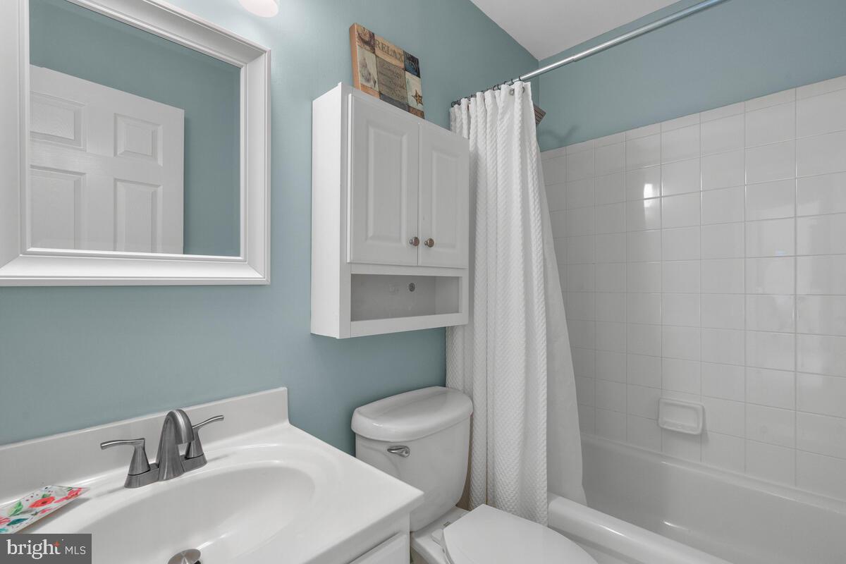 204 Hart Road Gaithersburg, MD 20878 - Photo 32 of 67 Hallway Full Bathroom