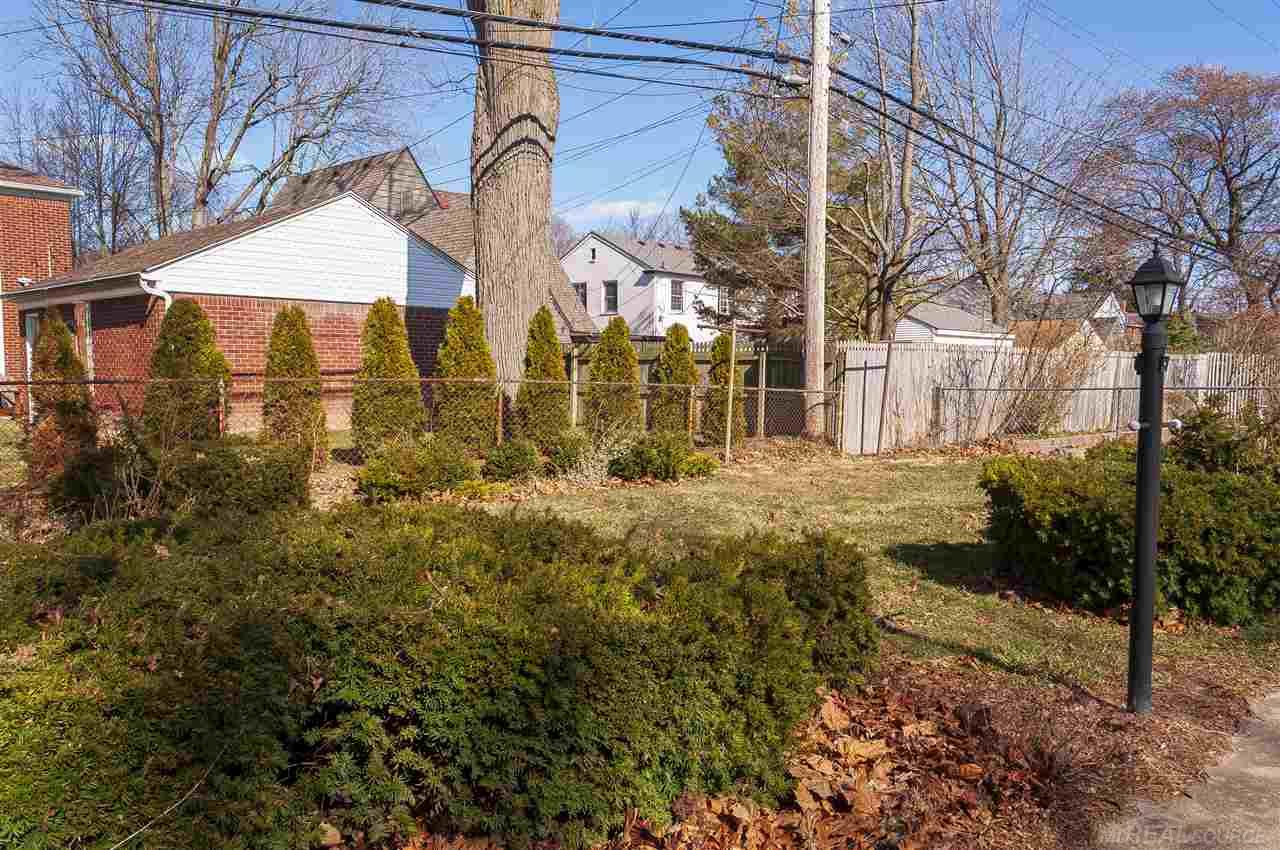 1590 Fairholme Road Grosse Pointe, MI 48236 - Photo 30 of 32 50008341-29.JPG
