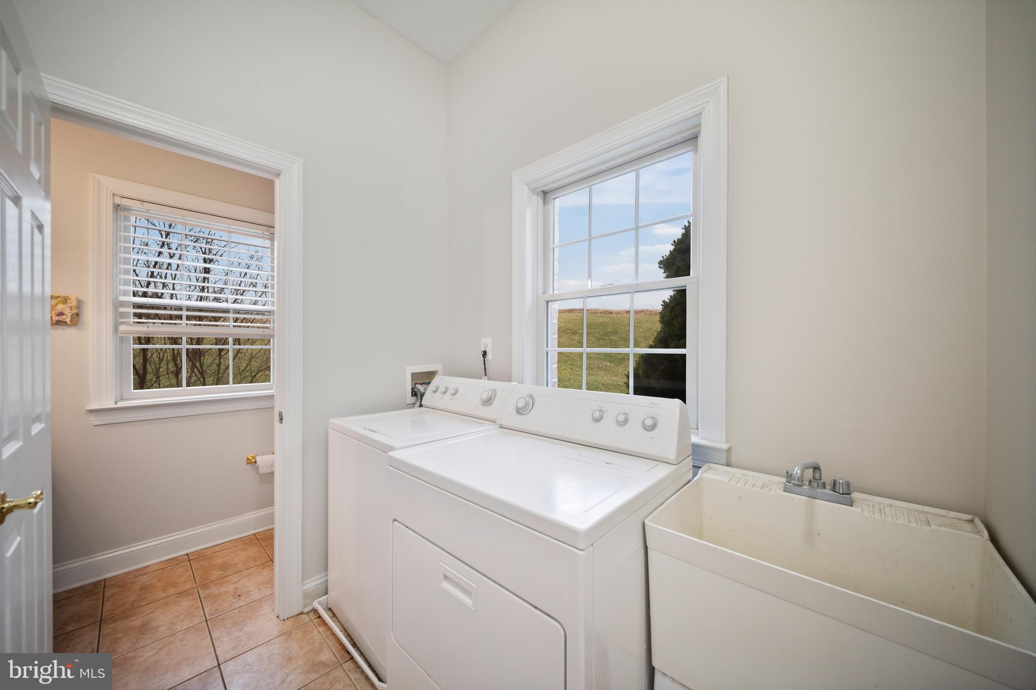 505 Pond View Lane Hunt Valley, MD 21030 - Photo 38 of 79 Main level laundry with utility sink