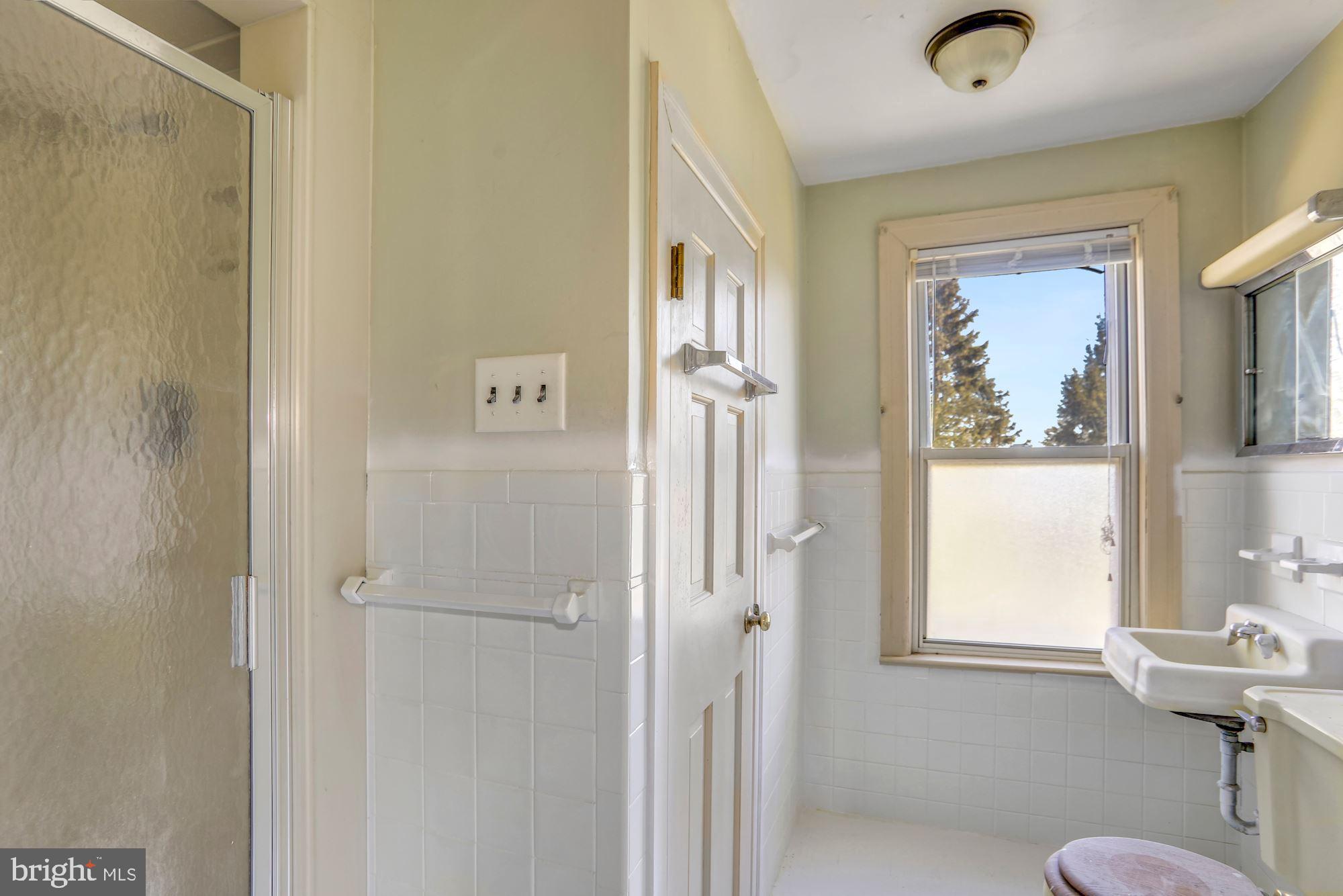 138 Pitman Avenue Pitman, NJ 08071 - Photo 29 of 32 a bathroom with a tub and a window