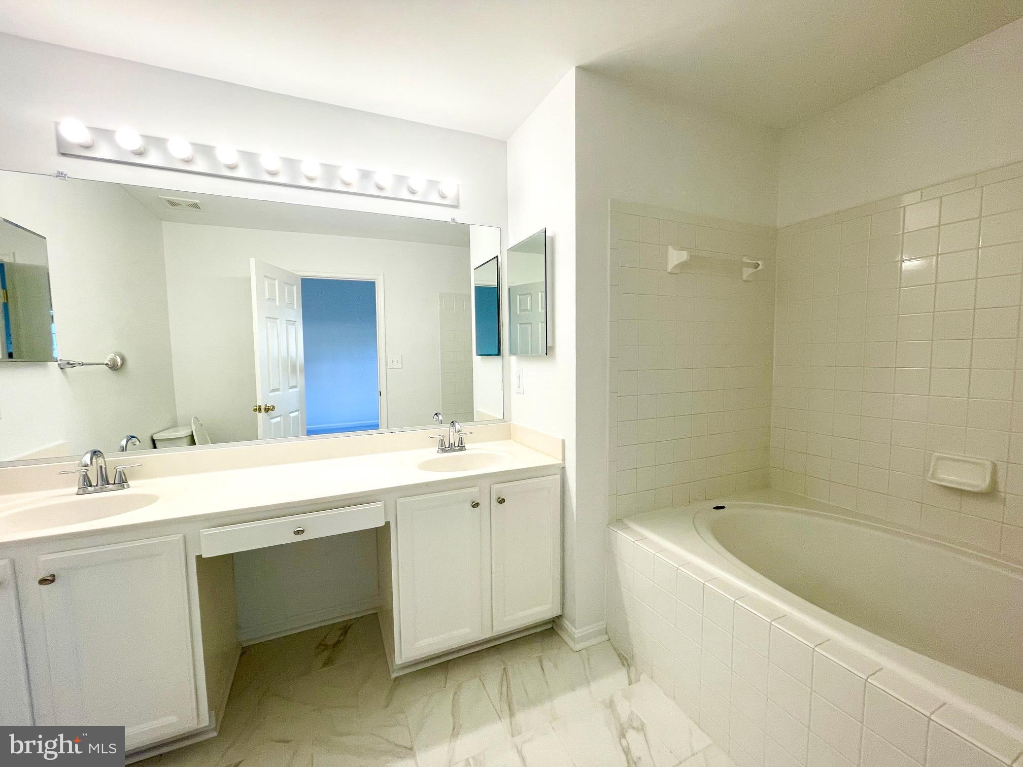 6360 Dakine Circle Springfield, VA 22150 - Photo 24 of 35 Primary Bathroom