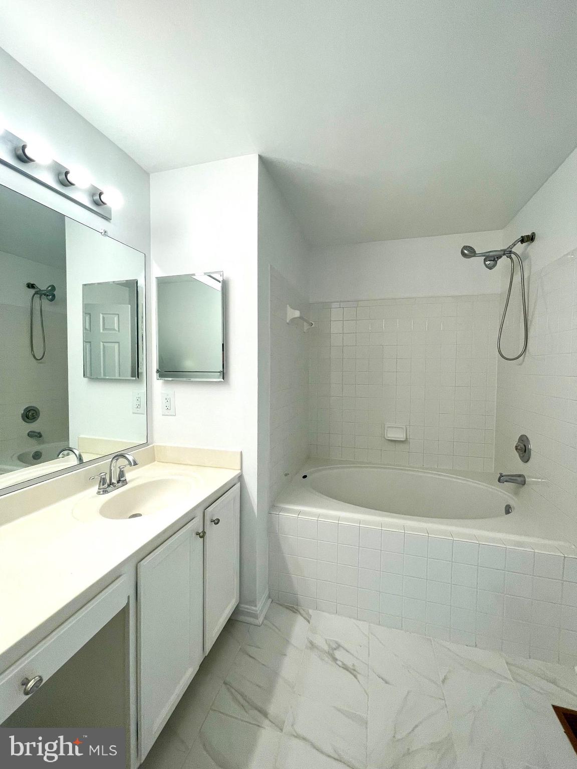 6360 Dakine Circle Springfield, VA 22150 - Photo 25 of 35 Primary Bathroom