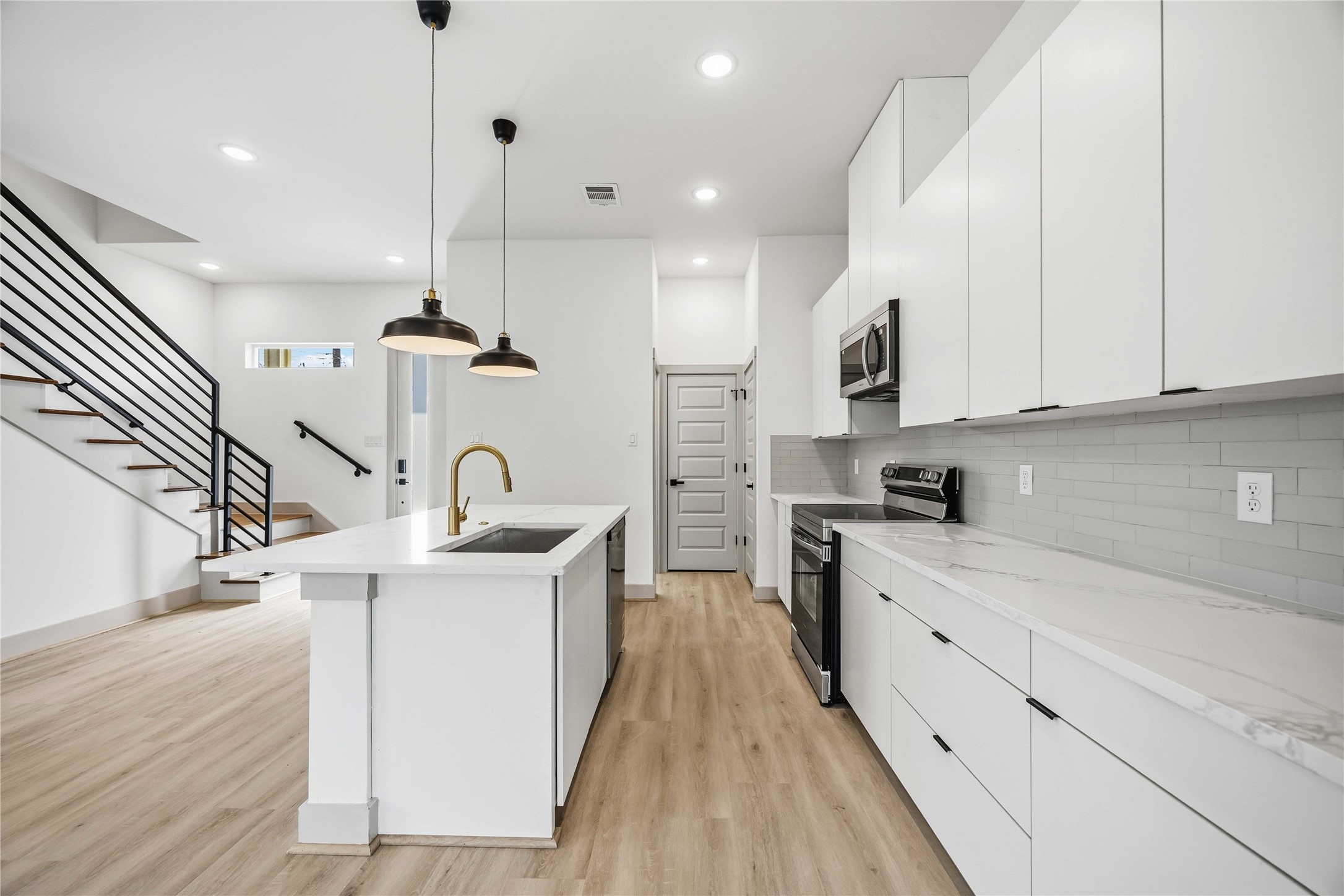 7555 Calhoun Road, Unit A Houston, TX 77033 - Photo 10 of 29 Gallery Image 10