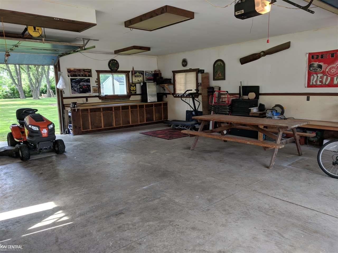 2210 East 13 Mile Road Warren, MI 48092 - Photo 14 of 43 31351812-13.JPG