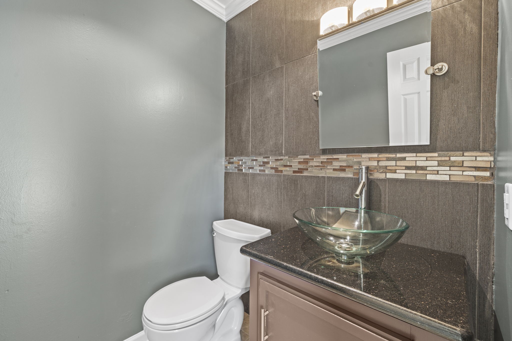 5801 Lumberdale Road, Unit 132 Houston, TX 77092 - Photo 12 of 33 Beautifully updated powder room on the main level