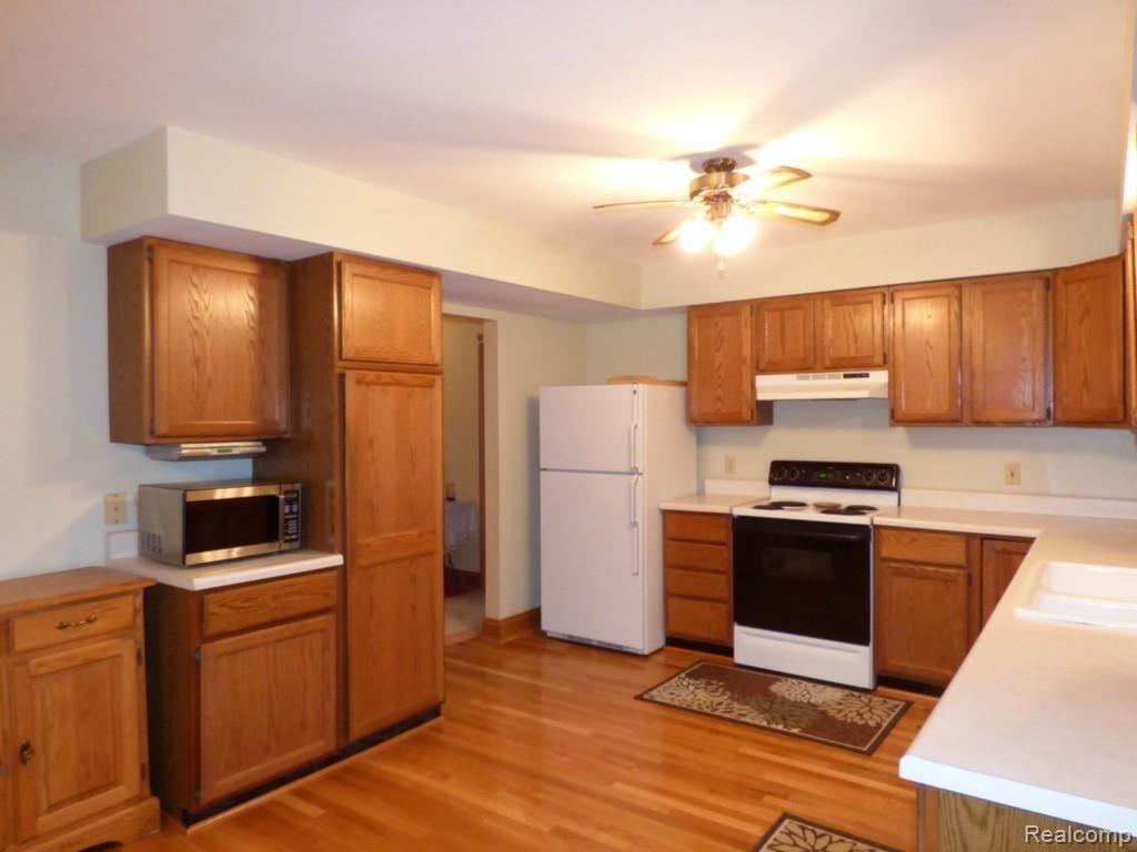 11483 Mcgregor Road Pinckney, MI 48169 - Photo 17 of 26 17 KITCHEN 3.jpg