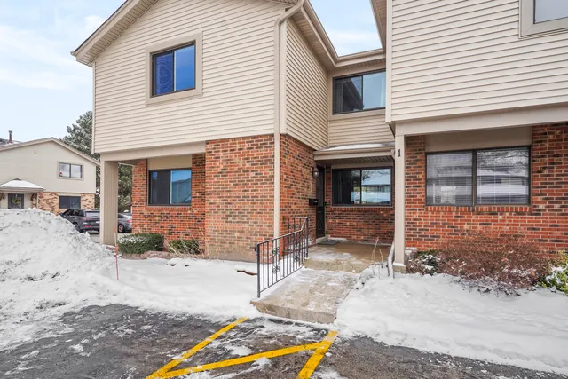 $259,900 | 5720 Cambridge Circle, Unit 1, Mount Pleasant, WI 53406
