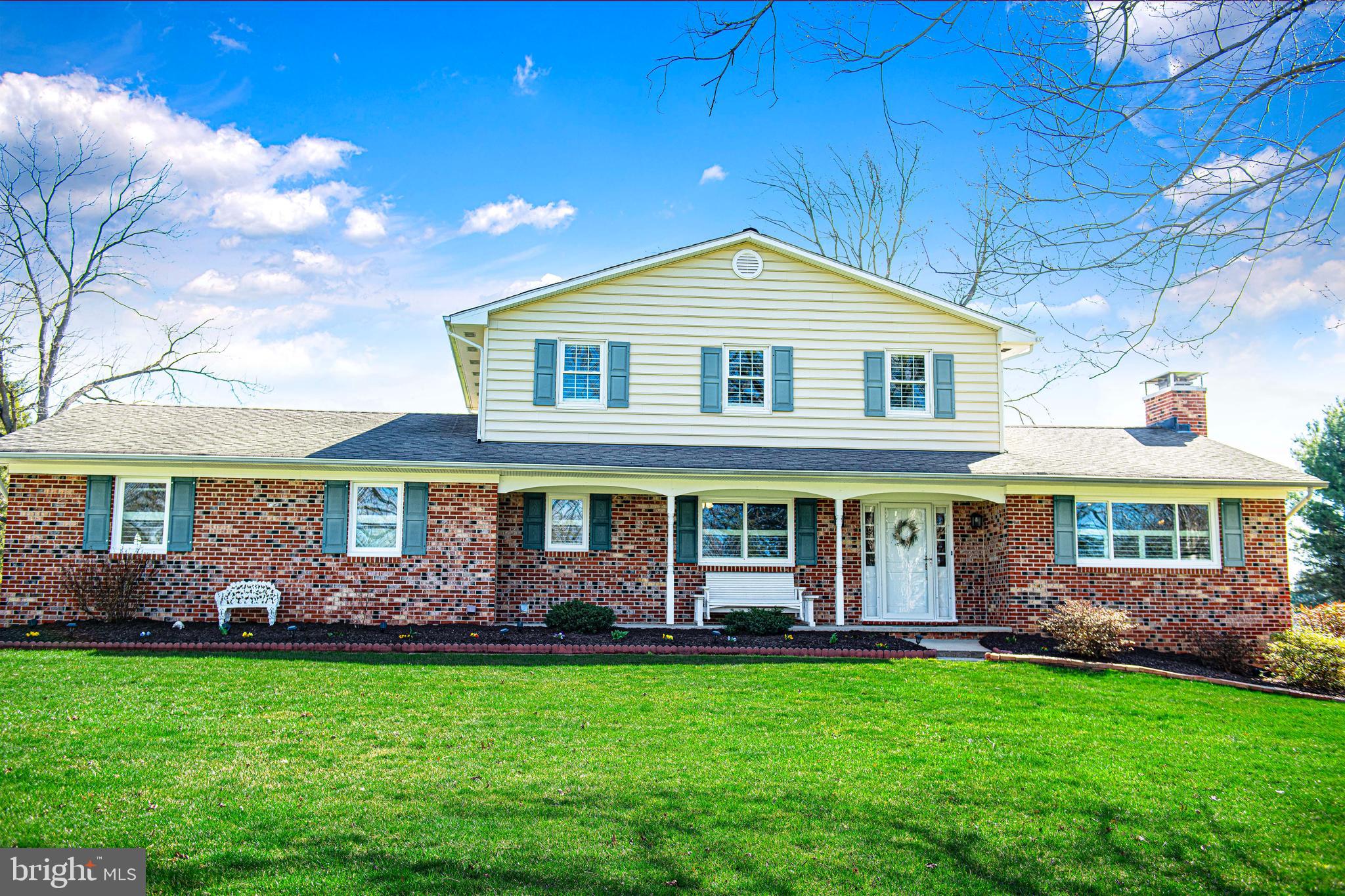 Welcome to this beautiful colonial in Monkton!