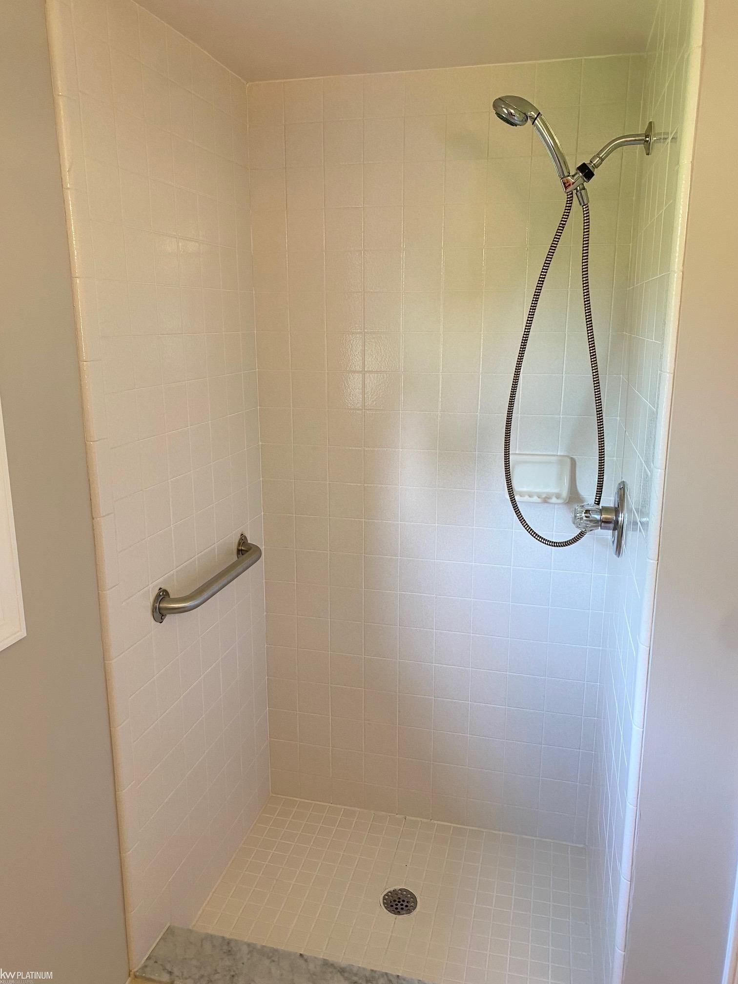 51827 Lillian Road New Baltimore, MI 48047 - Photo 36 of 46 50121085-35.JPG
