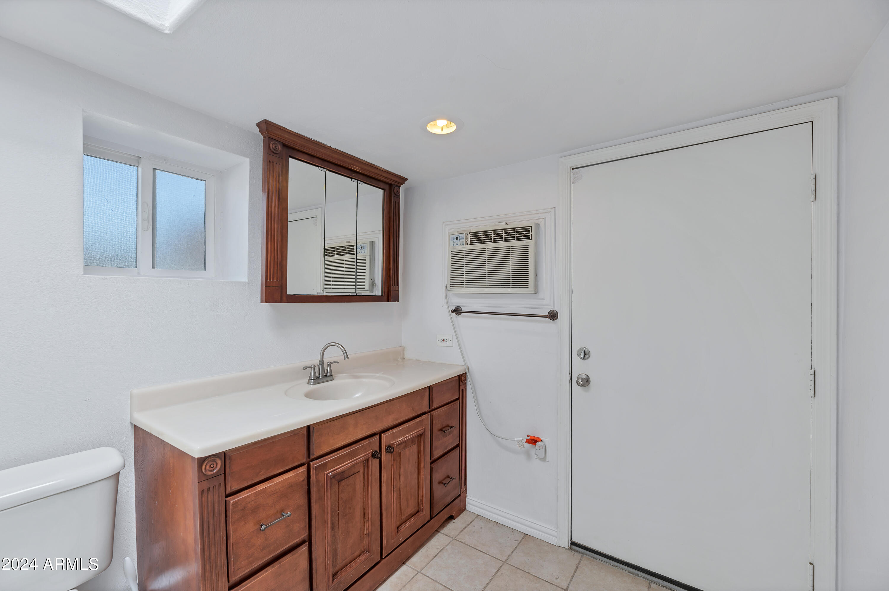 2829 West Granada Road Phoenix, AZ 85009 - Photo 28 of 36 Bathroom2