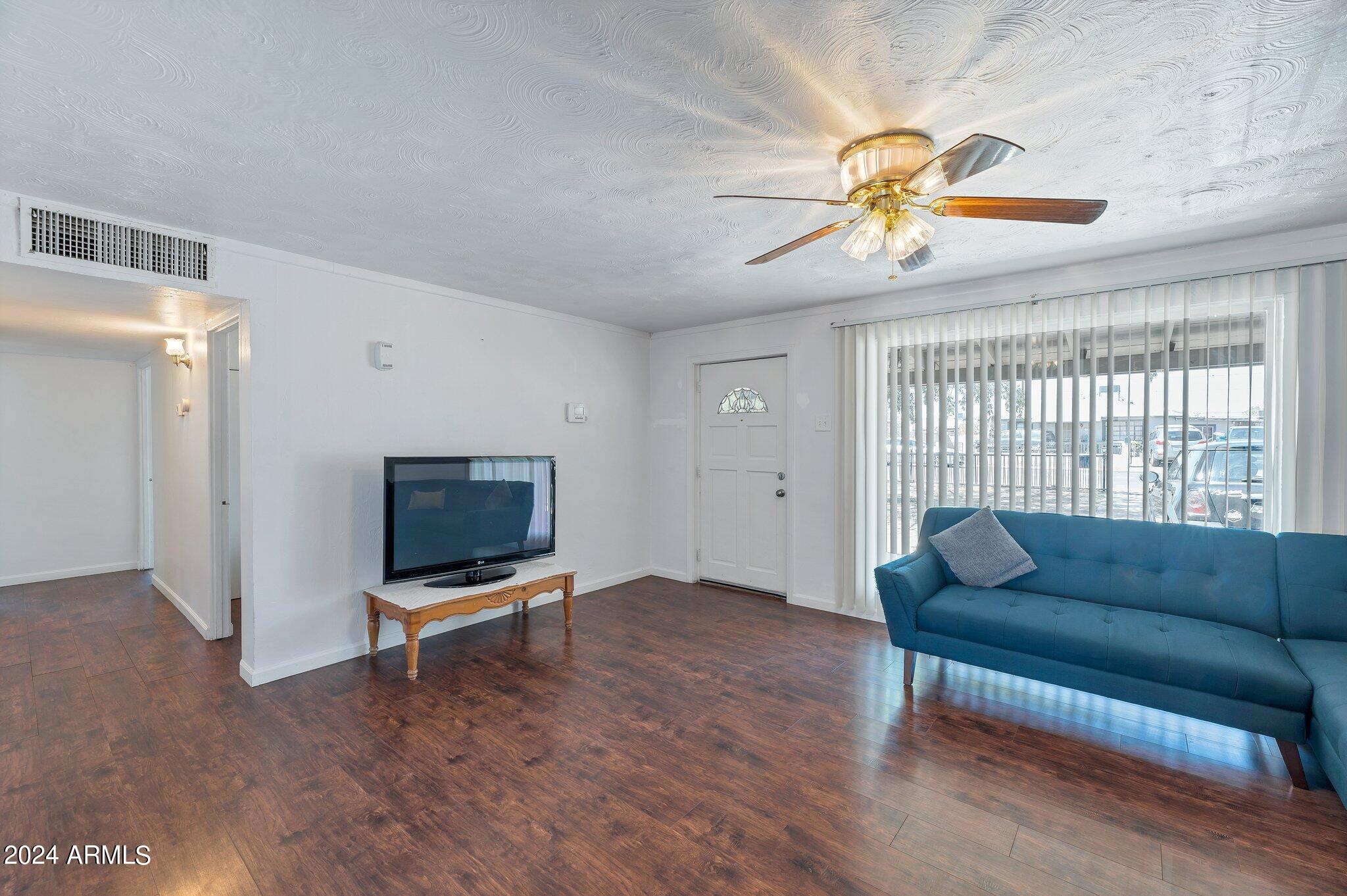 2829 West Granada Road Phoenix, AZ 85009 - Photo 6 of 36 Living Room