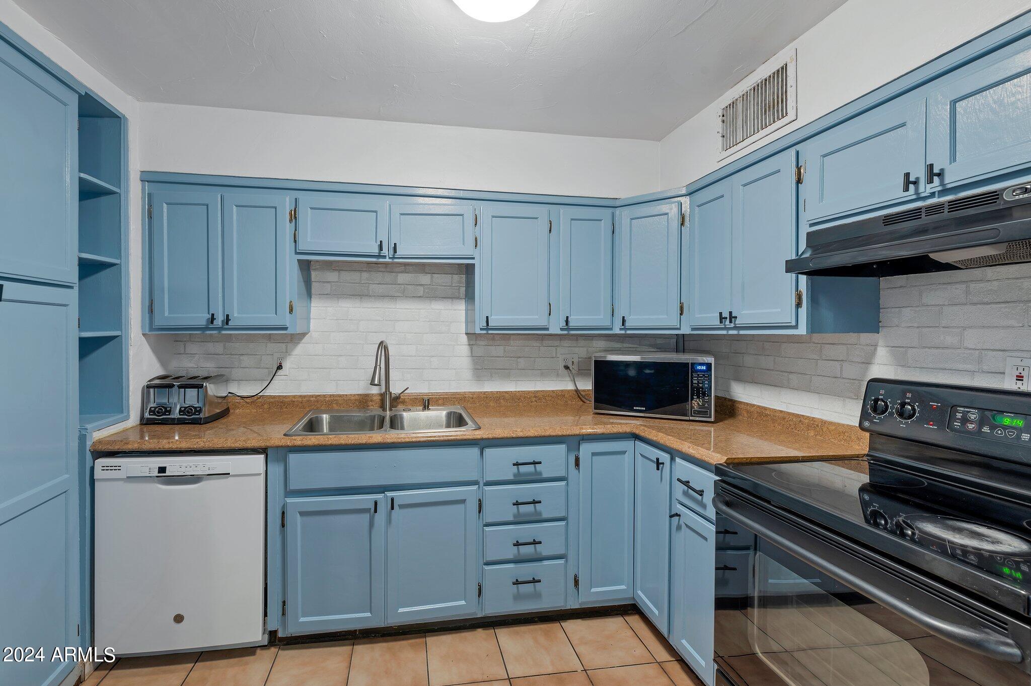 2829 West Granada Road Phoenix, AZ 85009 - Photo 10 of 36 Kitchen1