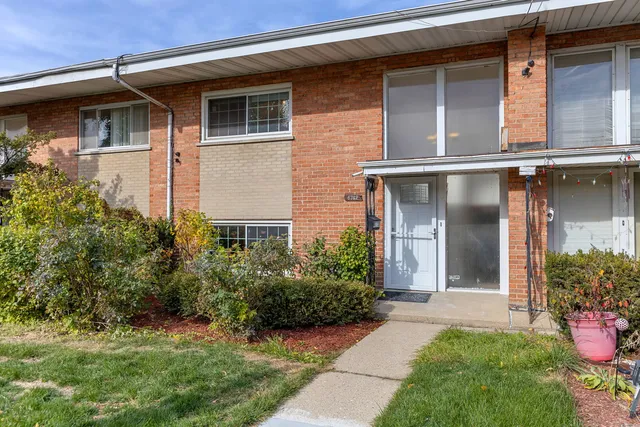$395,000 | 6742 North Monticello Avenue, Lincolnwood, IL 60712