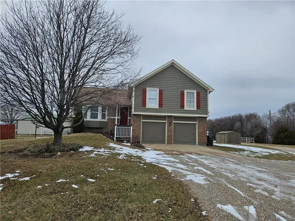 $550,000 | 25000 Pflumm Road, Louisburg, KS 66053