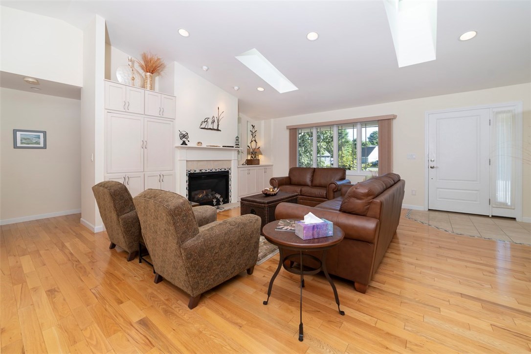 60 Walsh Road Charlestown, RI 02813 - Photo 5 of 27 Front Door, Livingroom