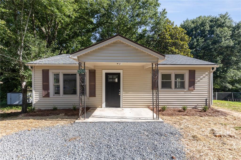 304 West Poplar Street Stanley, NC 28164 - Photo 1 of 21 front view of a house