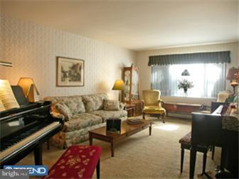 117 Boxwood Road Churchville, PA 18966 - Photo 2 of 12 Living Room