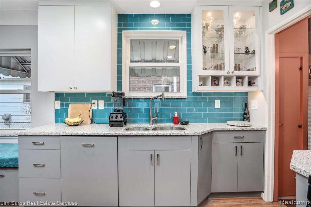 1729 Roslyn Road Grosse Pointe Woods, MI 48236 - Photo 2 of 26