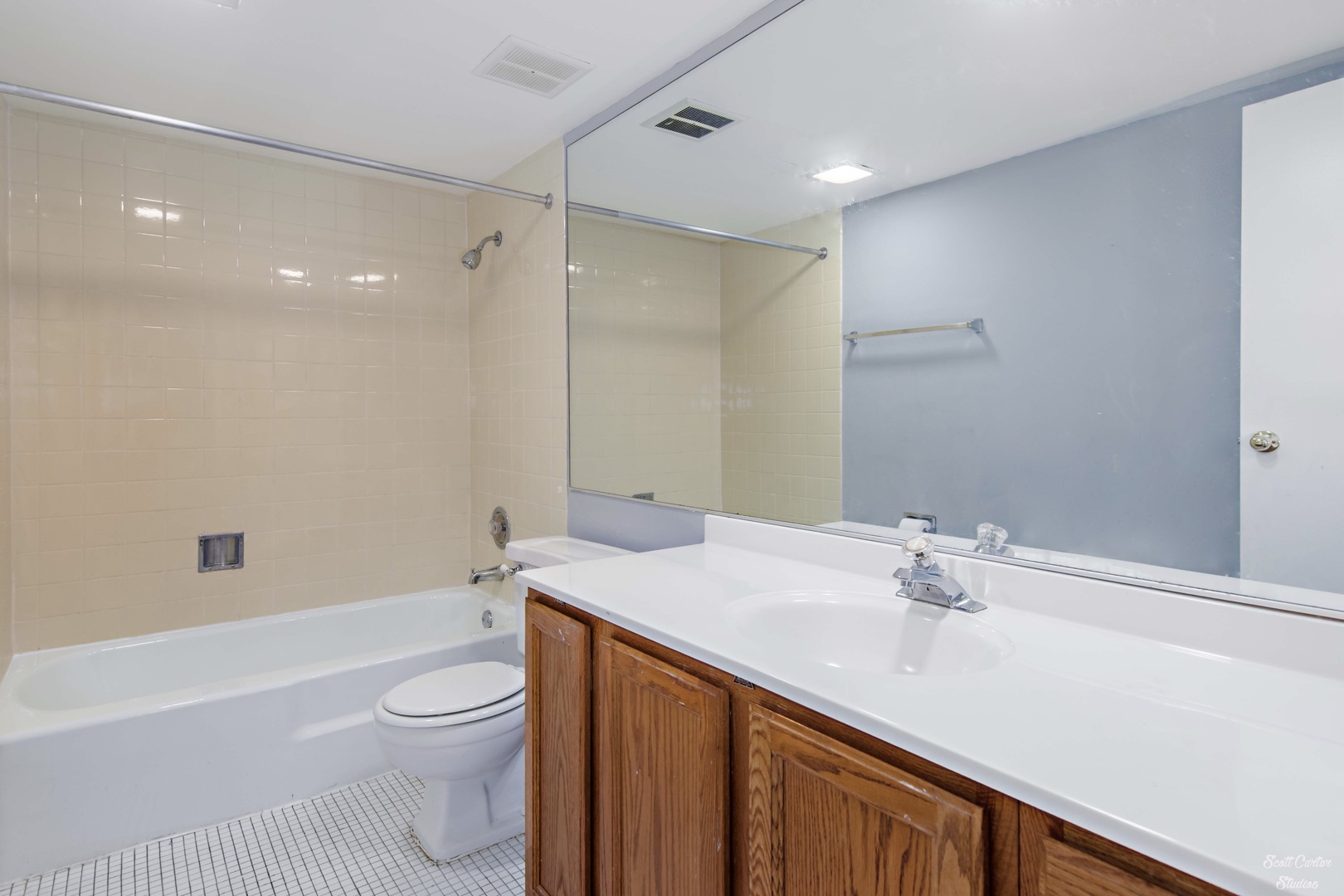 4608 Euclid Avenue, Unit 2B Rolling Meadows, IL 60008 - Photo 8 of 14 a bathroom with a sink a toilet and shower