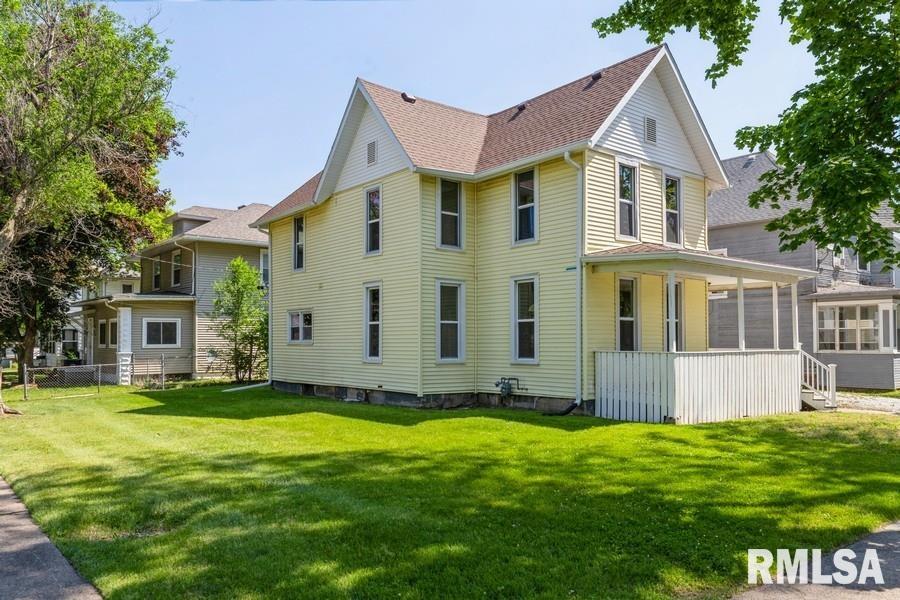 560 9th Avenue South Clinton, IA 52732 - Photo 1 of 15