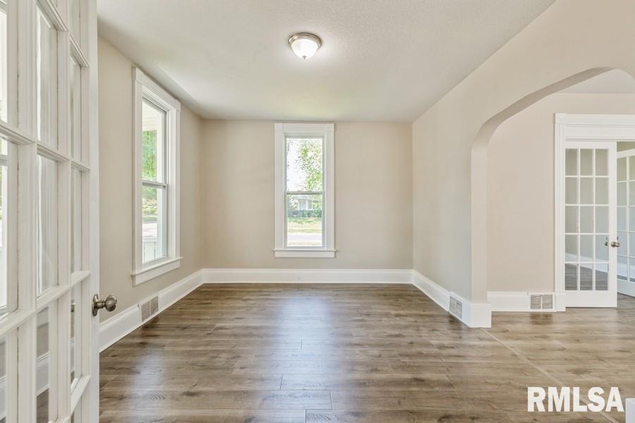 560 9th Avenue South Clinton, IA 52732 - Photo 5 of 15