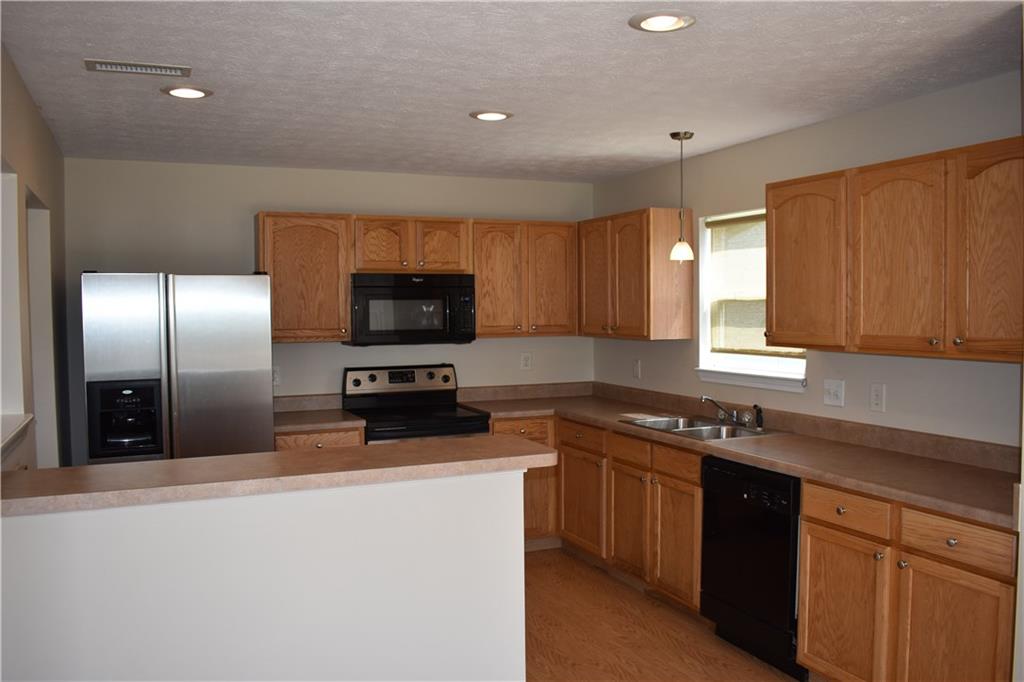 924 Needle Ridge Lane Brownsburg, IN 46112 - Photo 11 of 30 Gallery Image 11