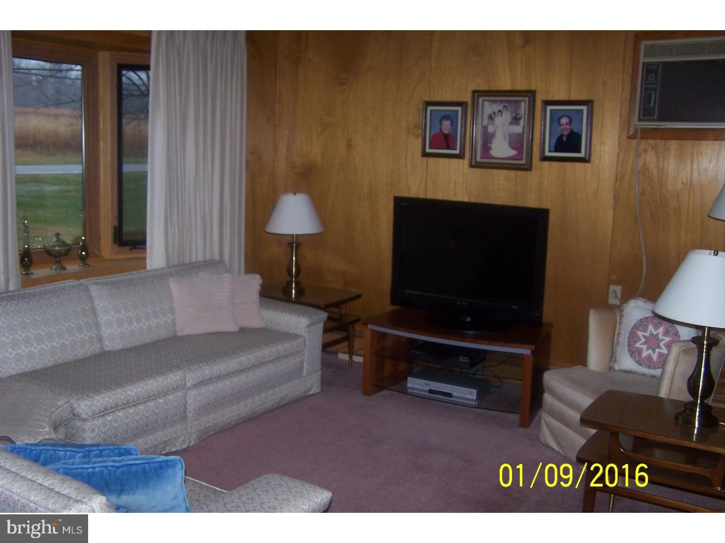 554 Tuscarora Park Road Barnesville, PA 18214 - Photo 4 of 14 Living Room
